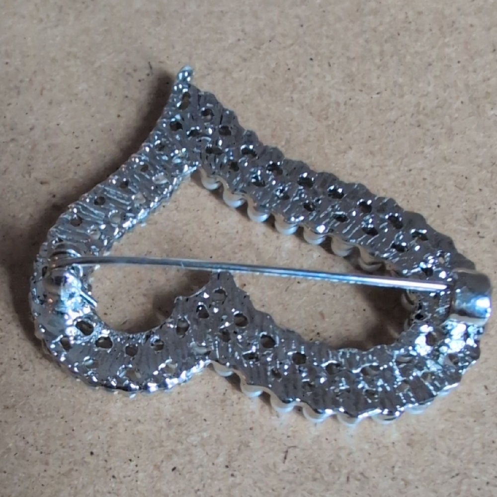 Iridescent Pearl and Crystal Heart Brooch - Picture 3 of 5